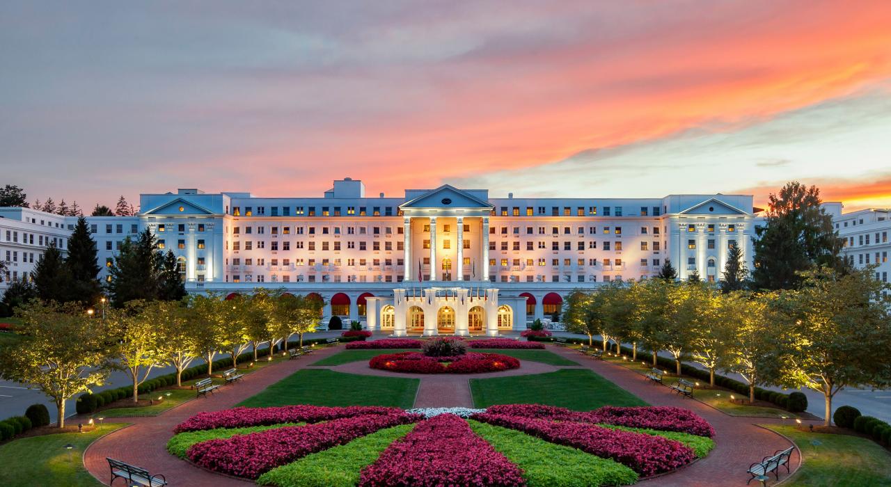 西弗吉尼亚州白硫磺泉镇，绿蔷薇酒店度假村正门前的黄昏景观