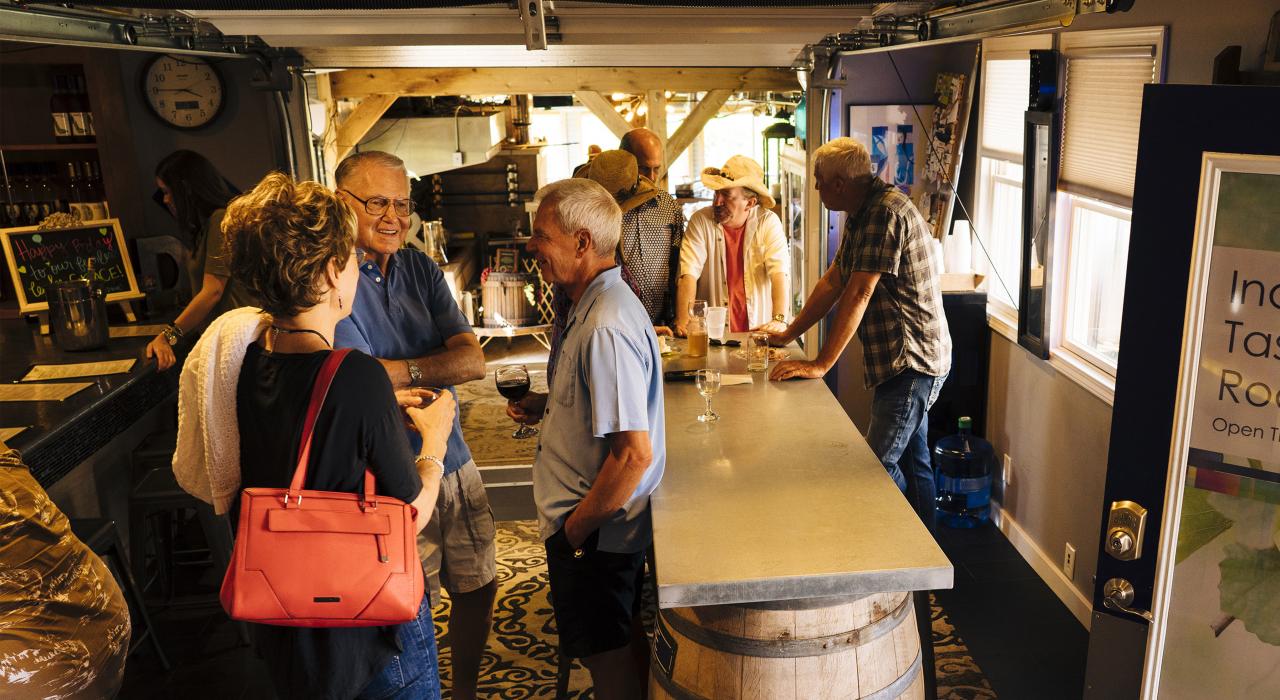 在 Danenberger Family Vineyards 葡萄园品尝葡萄酒