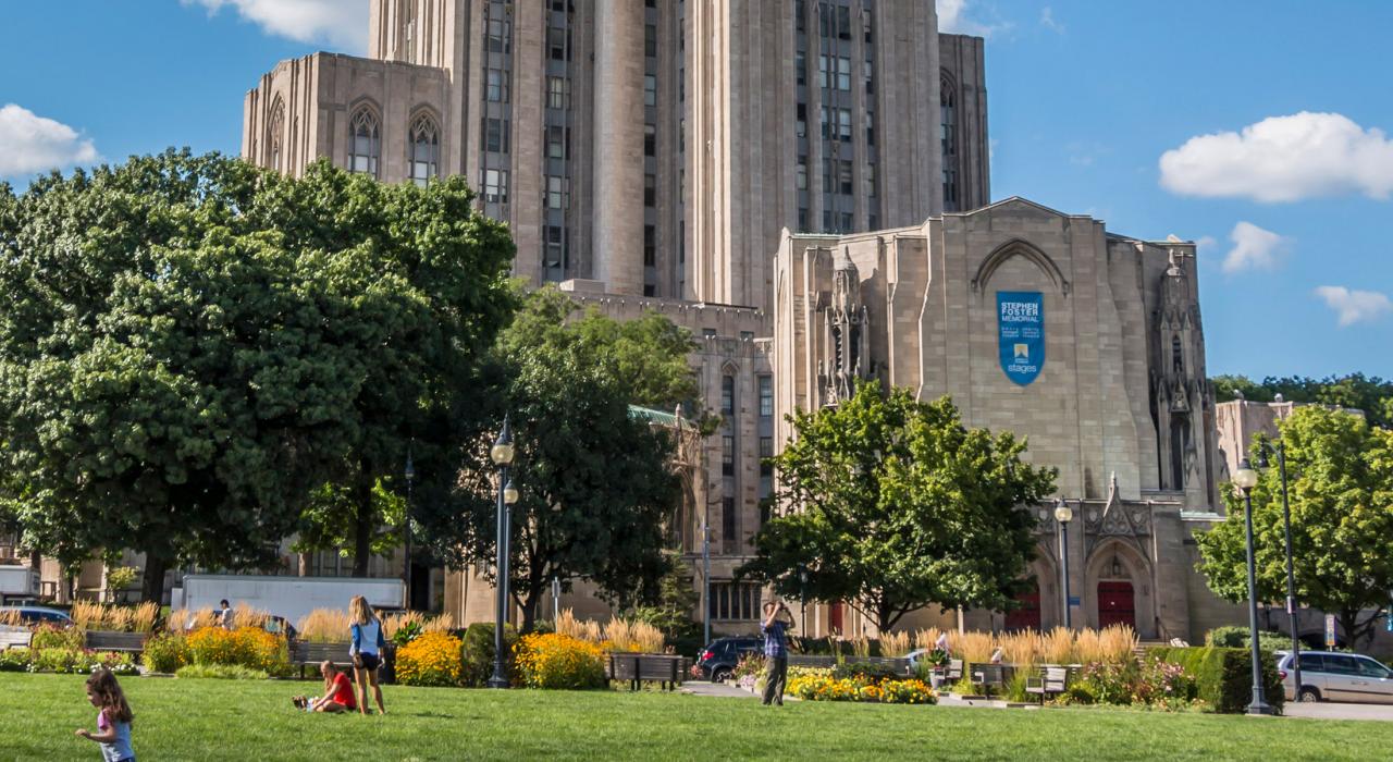 在匹兹堡大学学习大教堂外的城市绿地上休息