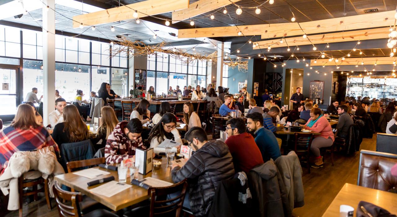 在伊利诺伊州尚佩恩的 Big Grove Tavern 用餐