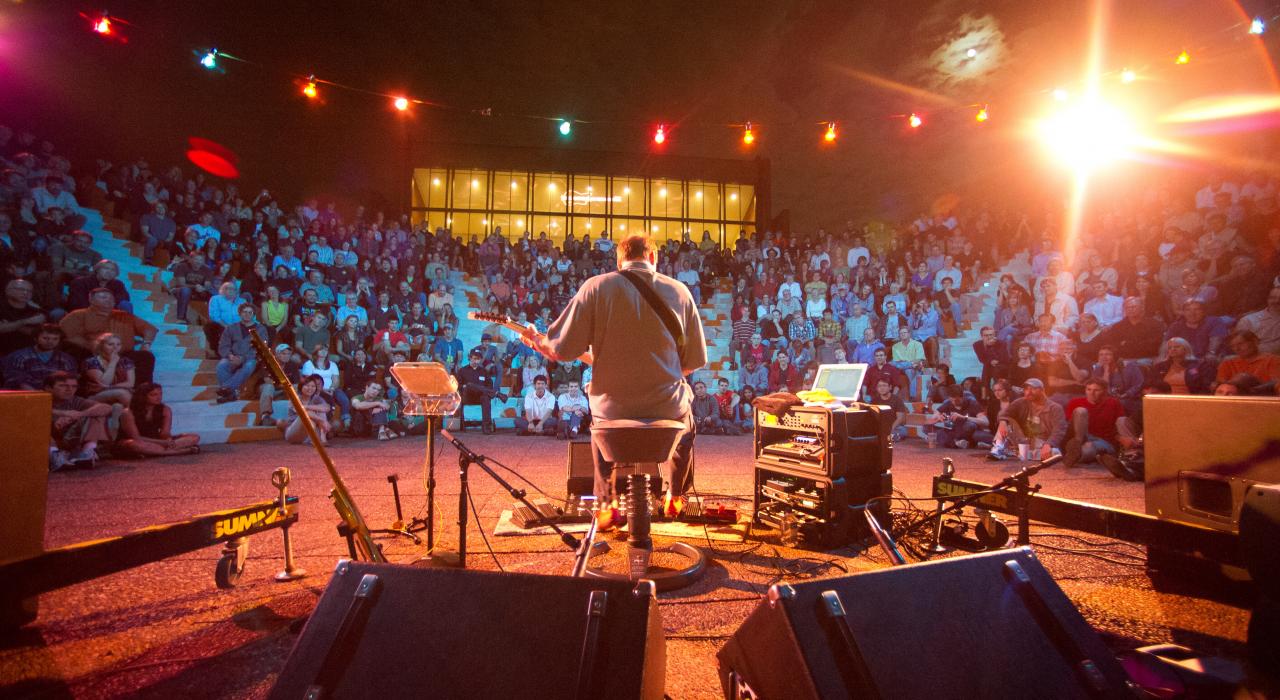 伊利诺伊州尚佩恩 Kramer 表演艺术中心的 Ellnora 狂欢音乐会