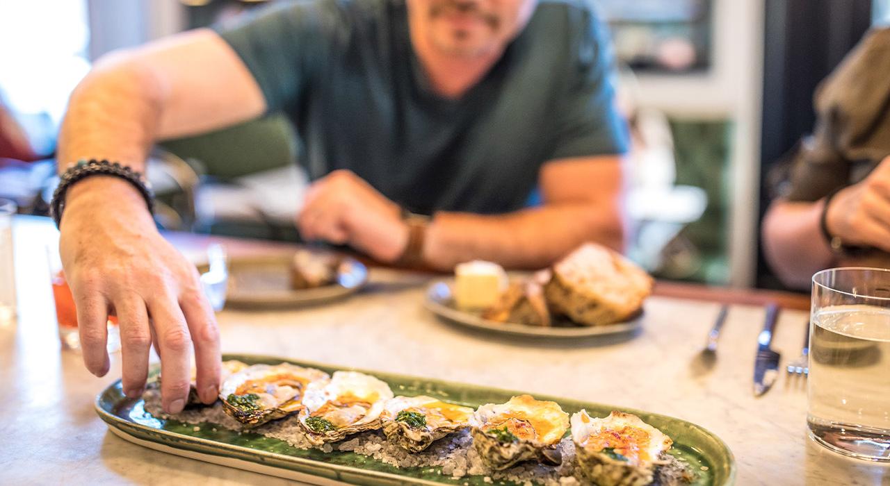 北卡罗来纳州罗利市 Death and Taxes 餐厅的烤牡蛎