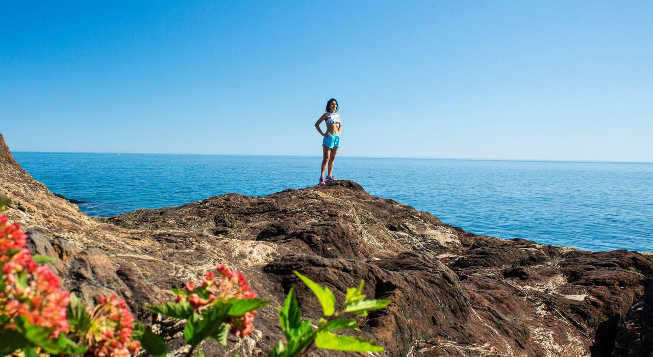 在密西根州马奎特的派斯克小岛公园的黑岩石上俯瞰风景