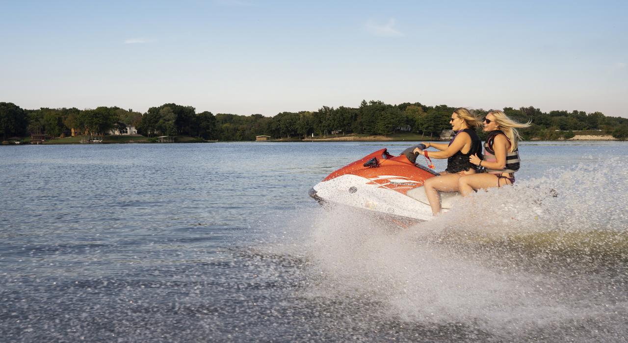 斯普林菲尔德湖上惊险刺激的水上运动