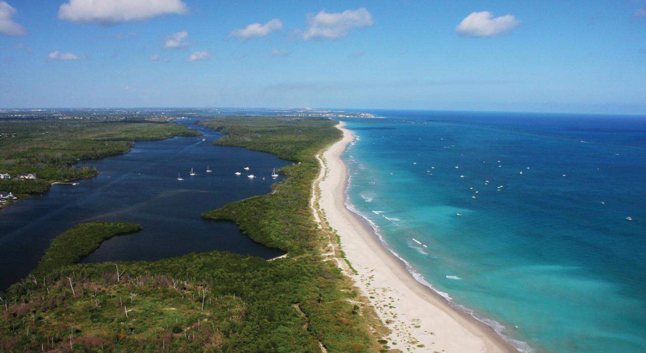派克湖和 Nathaniel P.Reed Hobe Sound National Wildlife Refuge 国家野生动物保护区白沙海岸的航拍景观