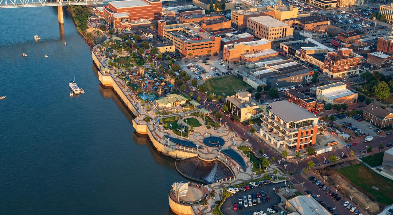 鸟瞰紧邻俄亥俄河畔的市中心