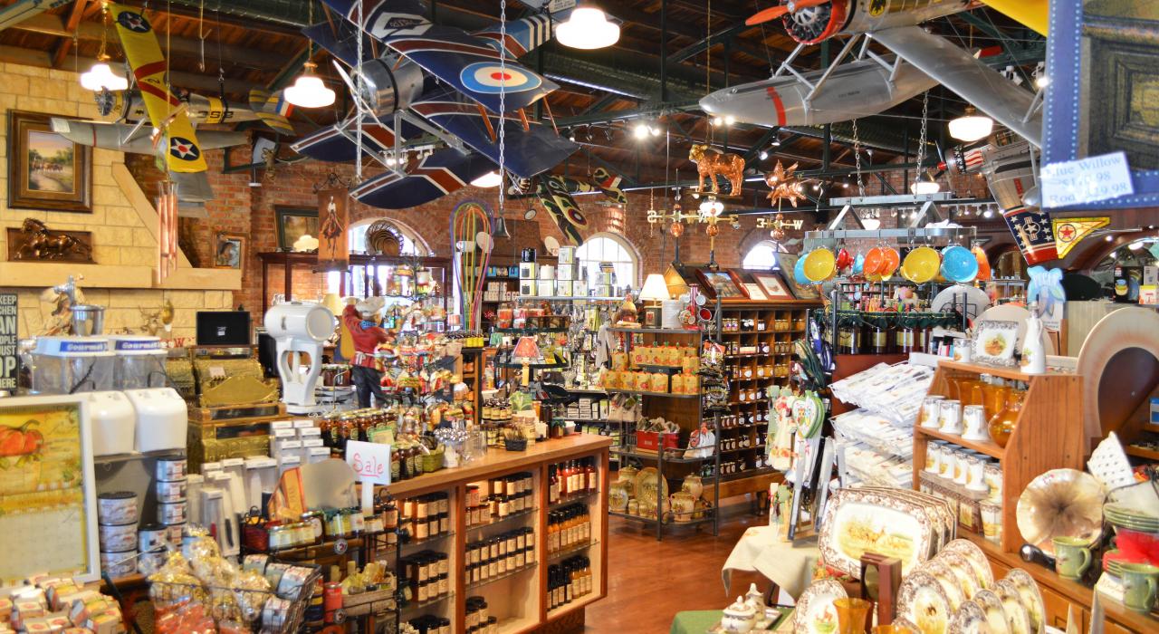 历史悠久的康乔大道上一家独具特色的精品店