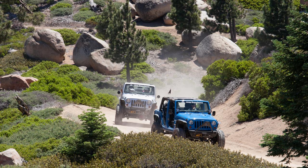 在大熊湖吉普车体验之旅中感受在山区驾驭越野车的乐趣