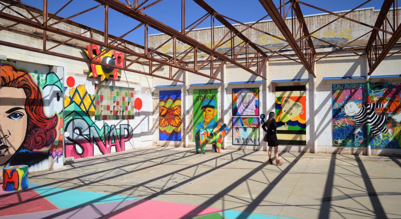 在流行艺术博物馆内欣赏五彩斑斓的艺术作品