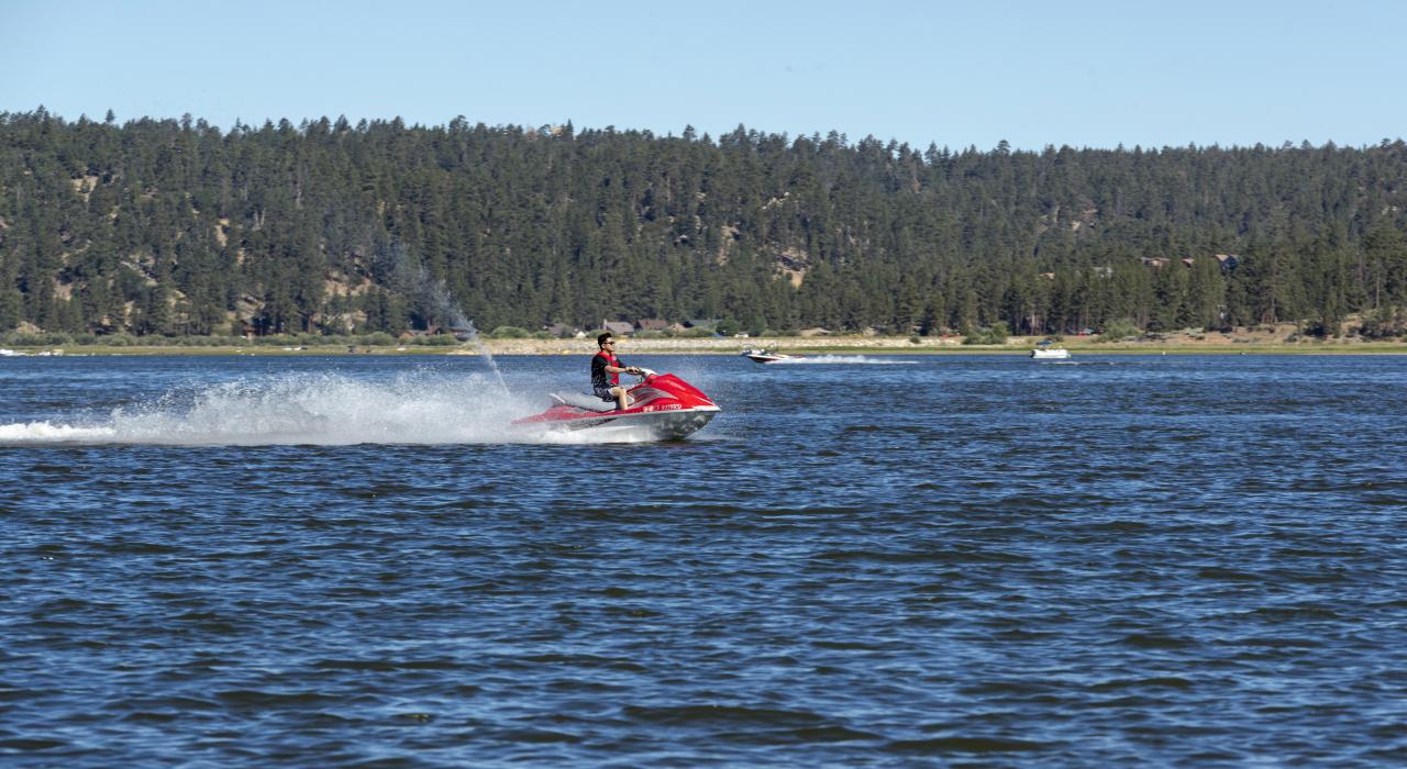 乘坐私人船只游湖