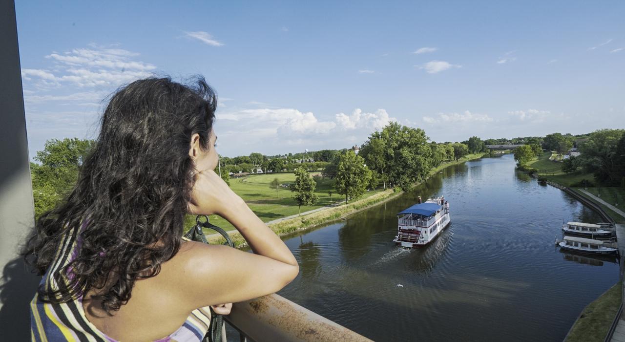 密西根州弗兰肯莫斯啤酒厂的卡斯河美景