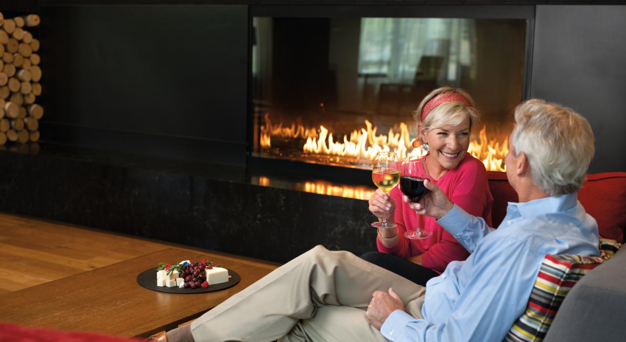 在布鲁明顿凯悦丽景酒店温暖的炉火旁尽享浪漫时光