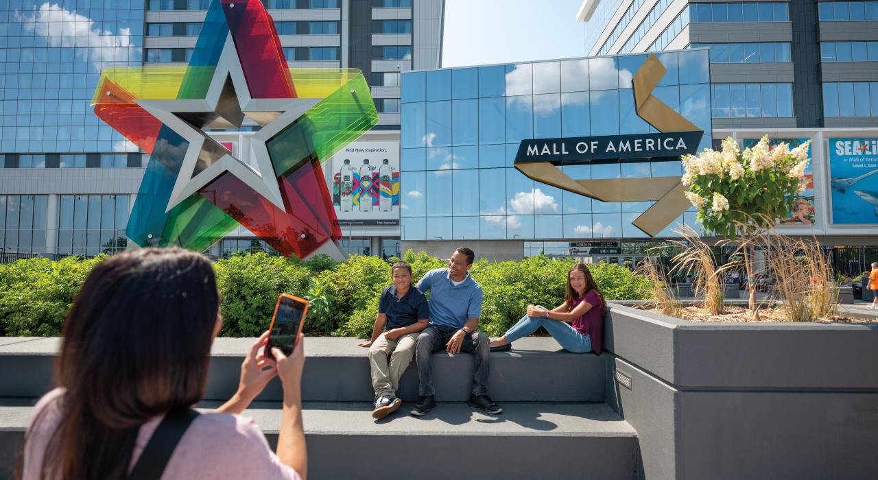 在美国商城外合影留念