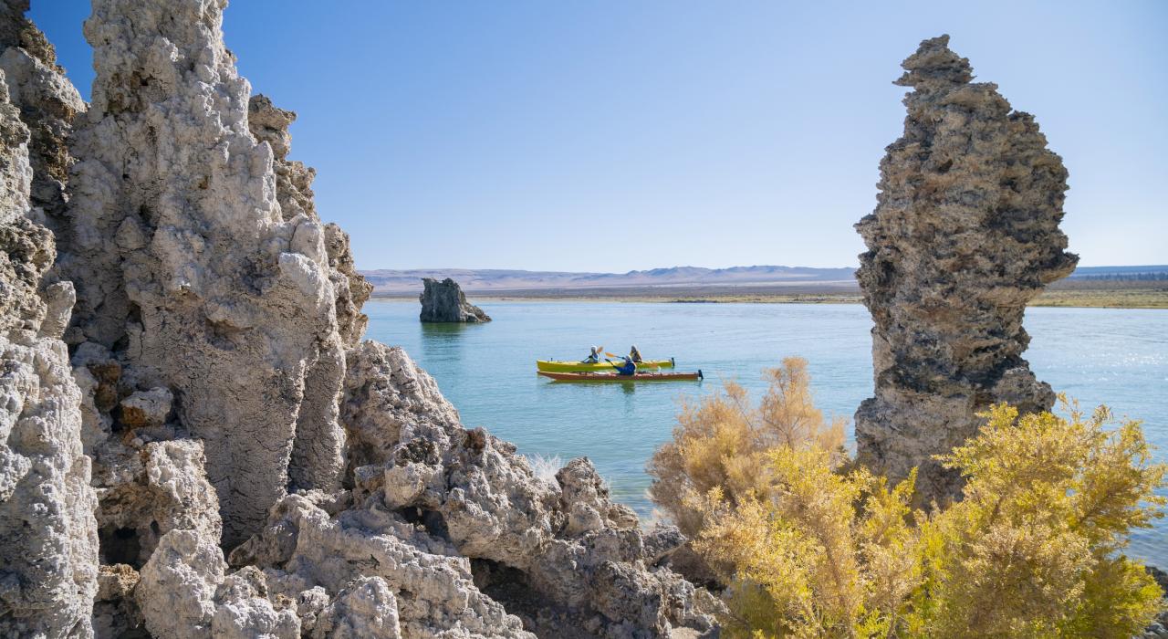 在加利福尼亚州莫诺湖上划皮划艇欣赏石灰华岩层地貌 在加利福尼亚州莫诺湖上划皮划艇欣赏石灰华岩层地貌