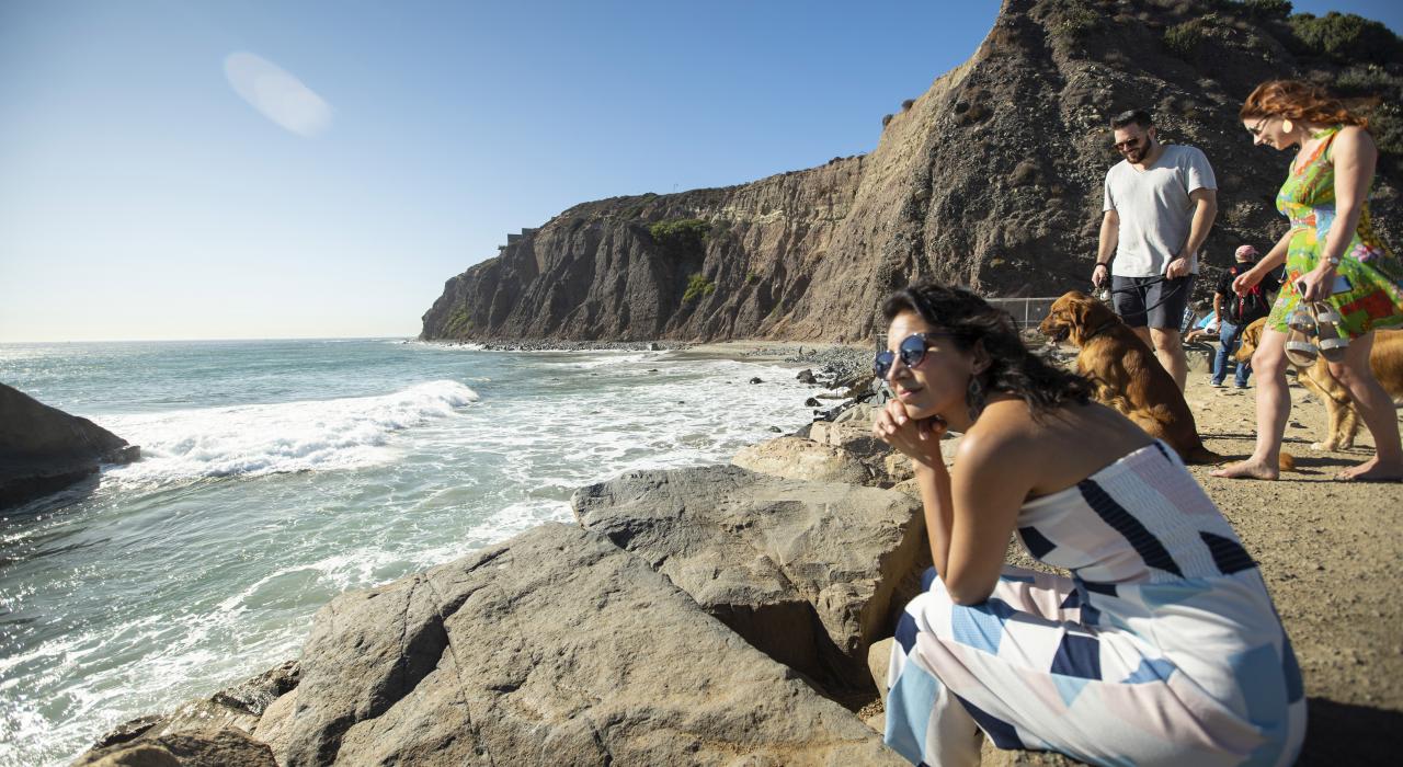 在加利福尼亚州达纳点海岬自然保护区的海滩上尽情放松