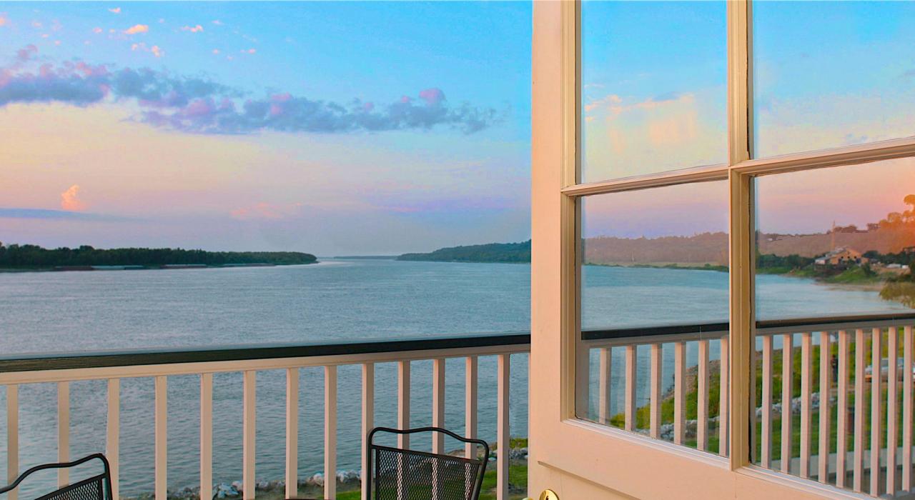 历史悠久的“山麓”区，河边套房的宁静阳台景色