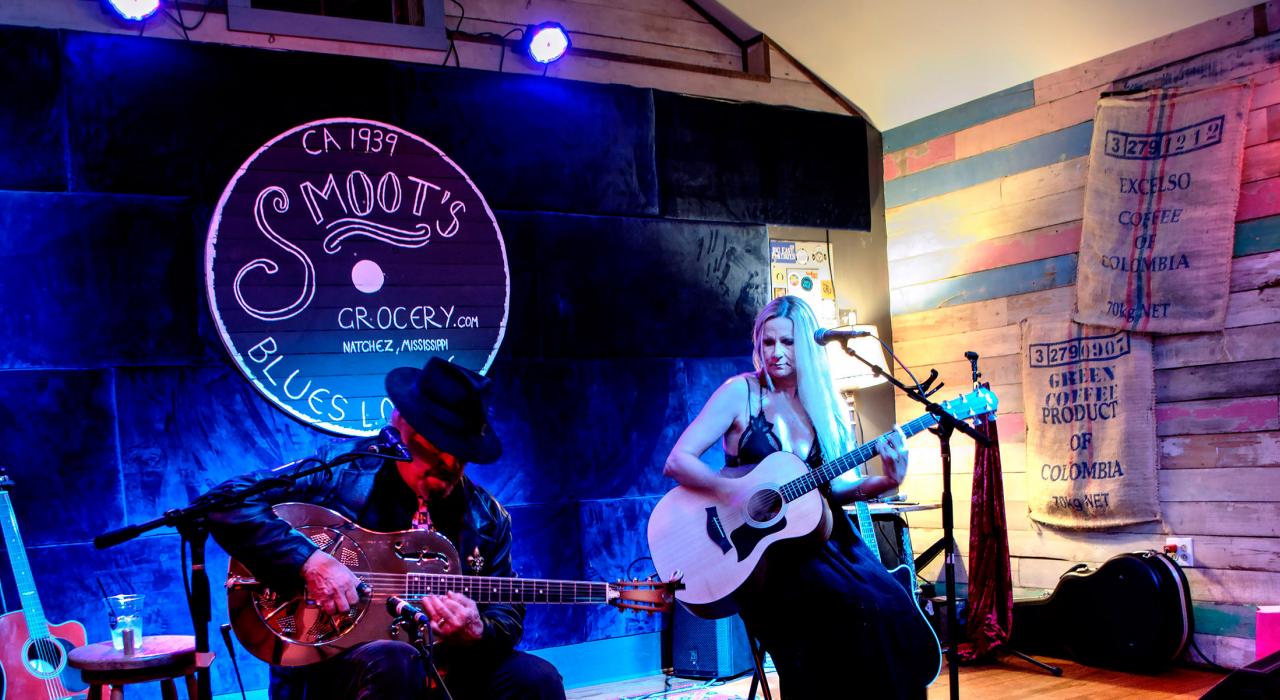 现场音乐表演场地兼酒廊 Smoot's Grocery 中的小众表演