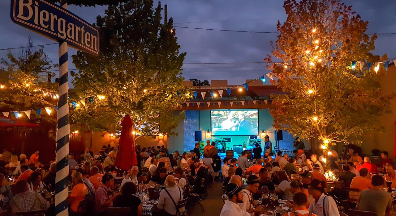 啤酒节期间 Schulz Bräu Brewing Company 酿酒厂的欢庆夜晚