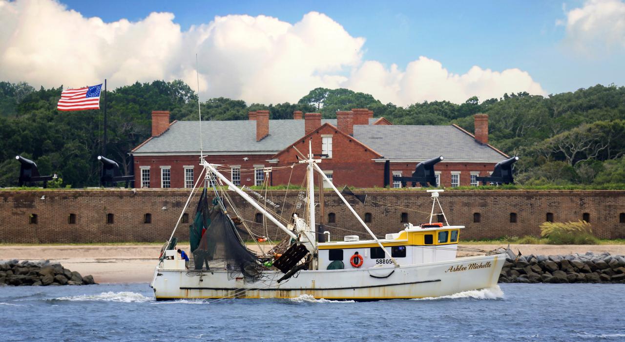 一艘捕虾船经过克林奇堡州立公园