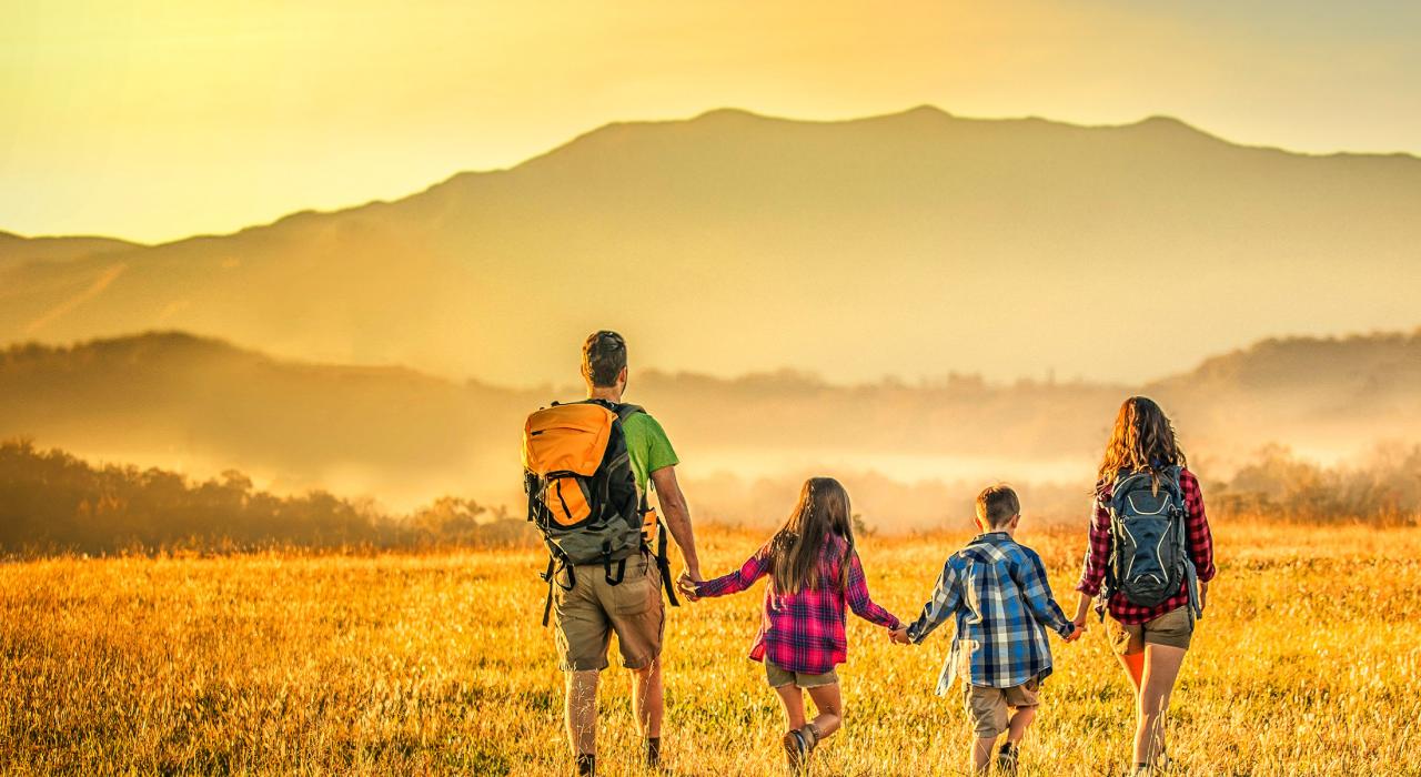 一家人在大烟山国家公园内中徒步旅行