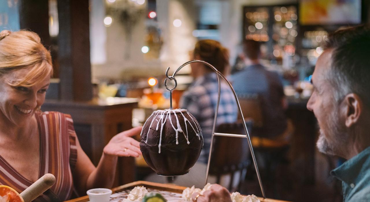 在当地餐馆共享精致鸡尾酒和创意餐点