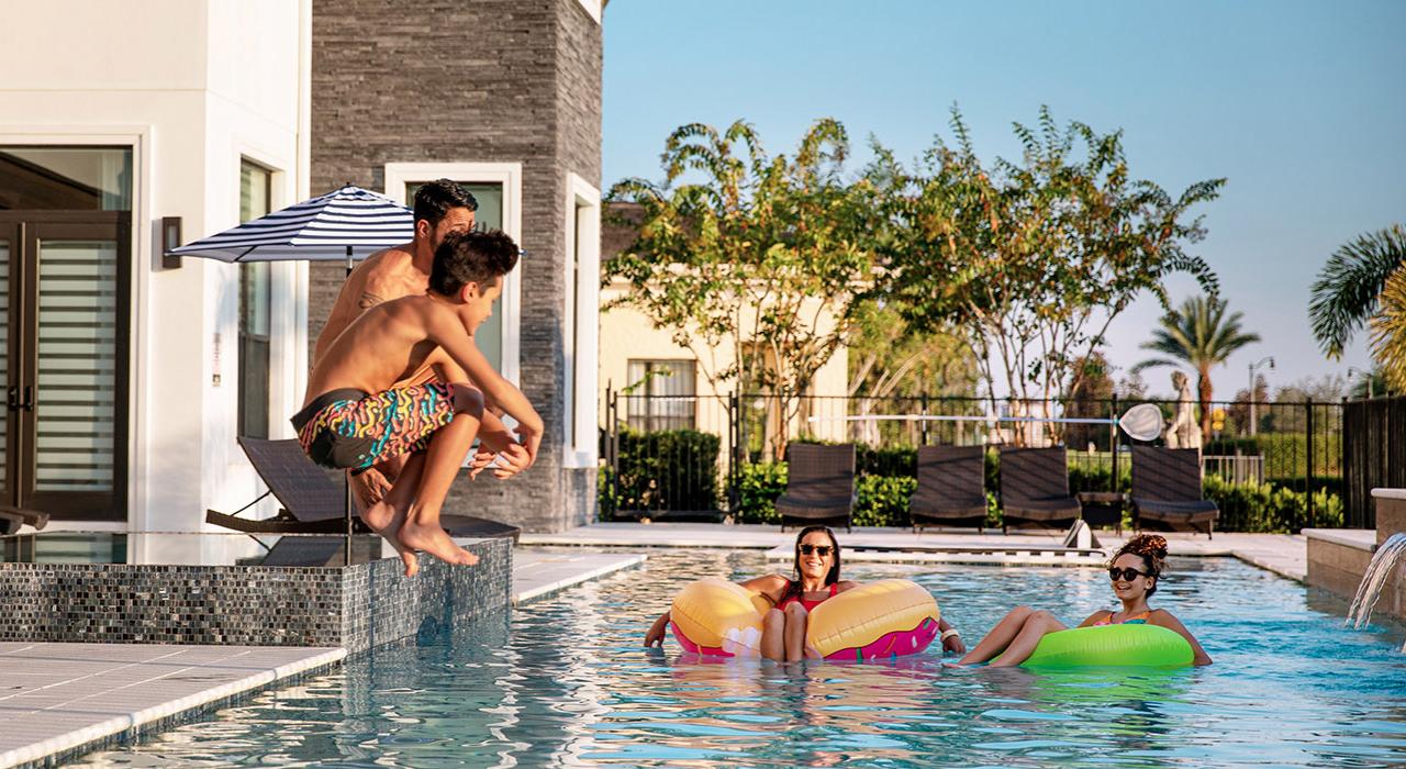 在清凉游泳池旁享受家庭时光