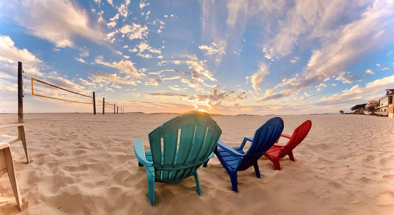 Rudder Room 海滩酒吧的舒适座椅召唤着您到好莱坞海滩畅享美好时光