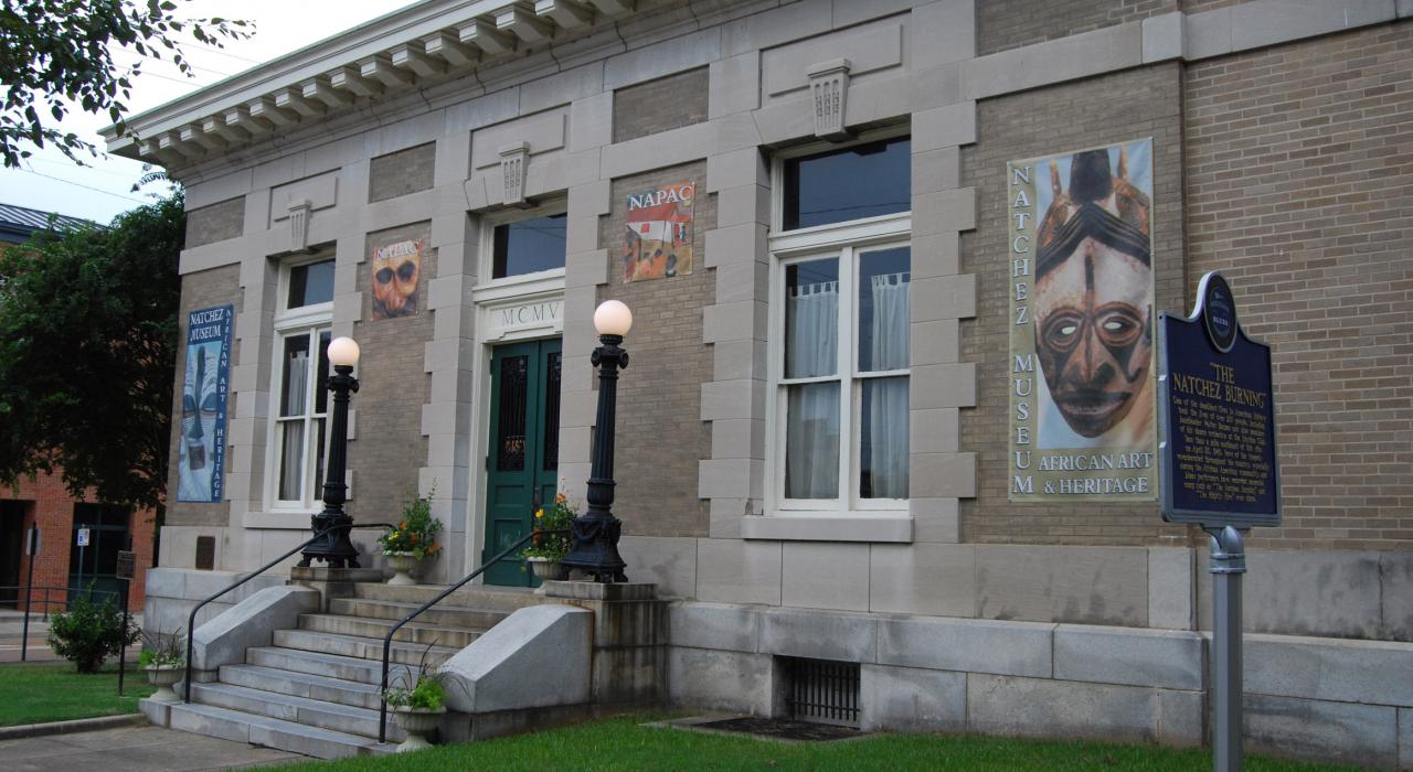 非裔美国人历史及文化博物馆，馆内展览聚焦当地非裔美国人历史遗址、重要公民及活动