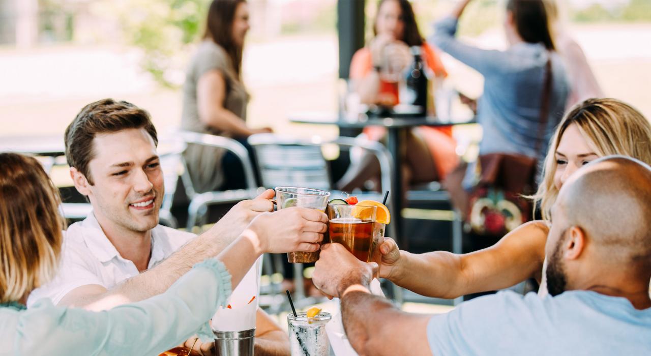 一群朋友在市中心的餐厅露天用餐