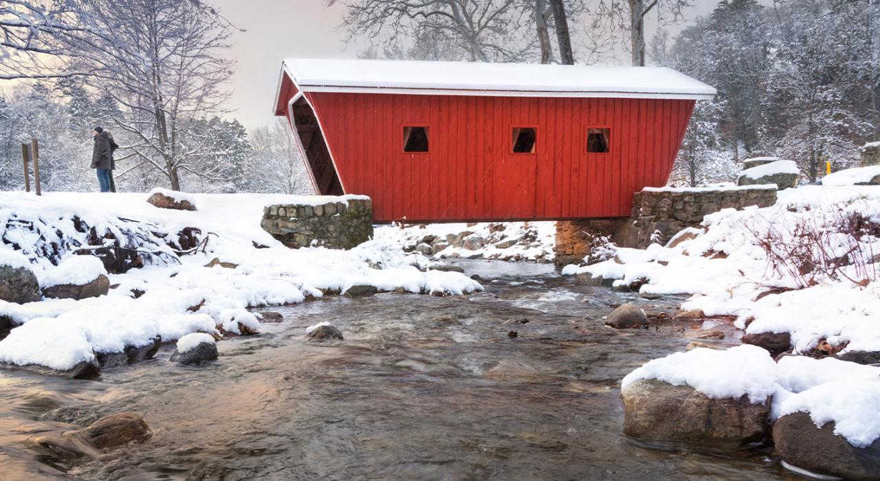 康涅狄格州肯特瀑布州立公园内的廊桥雪景 康涅狄格州肯特瀑布州立公园内的廊桥雪景