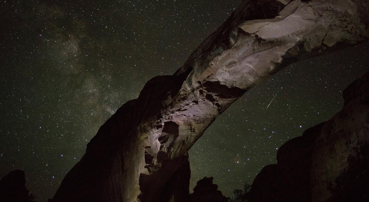站在犹他州圆顶礁国家公园内的希克曼桥欣赏夜空
