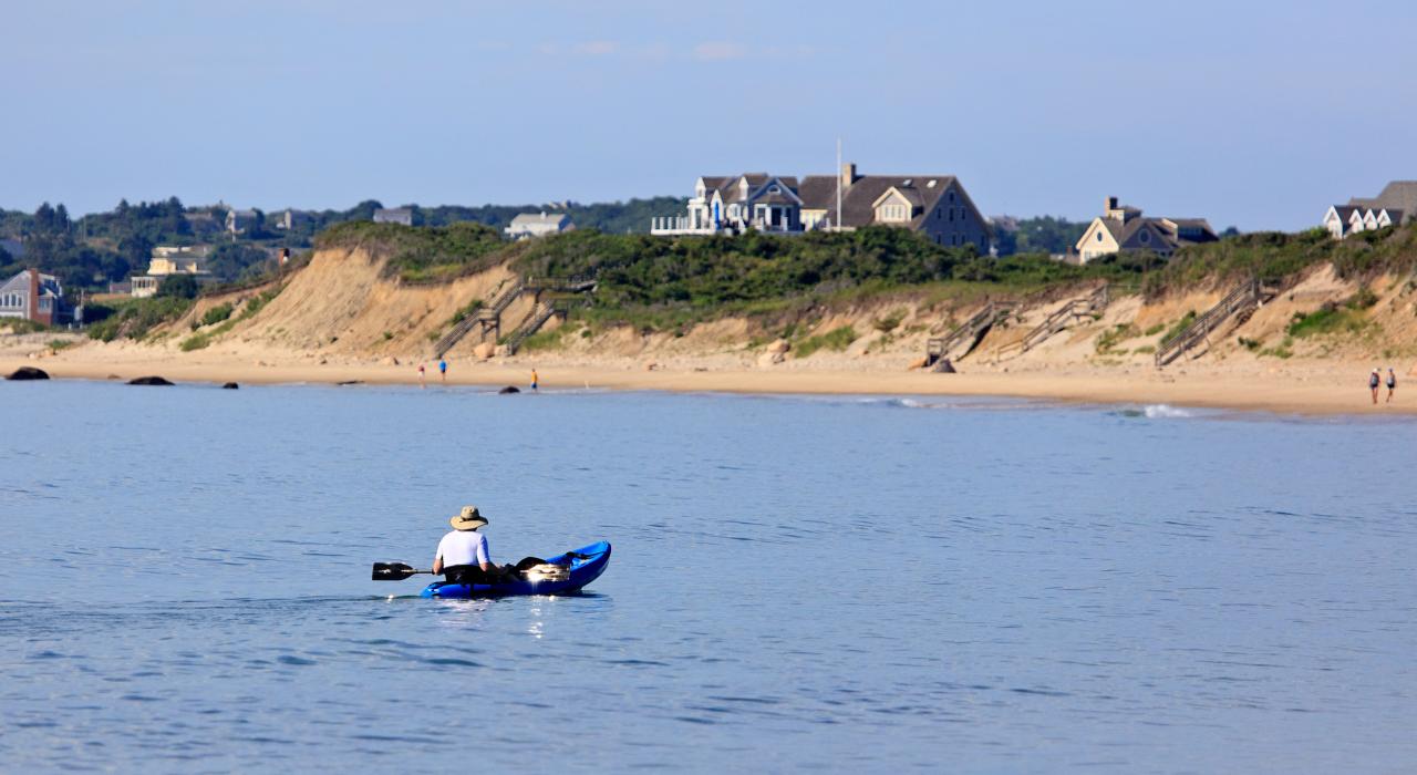 划独木舟从罗德岛州布洛克岛海岸启航 划独木舟从罗德岛州布洛克岛海岸启航