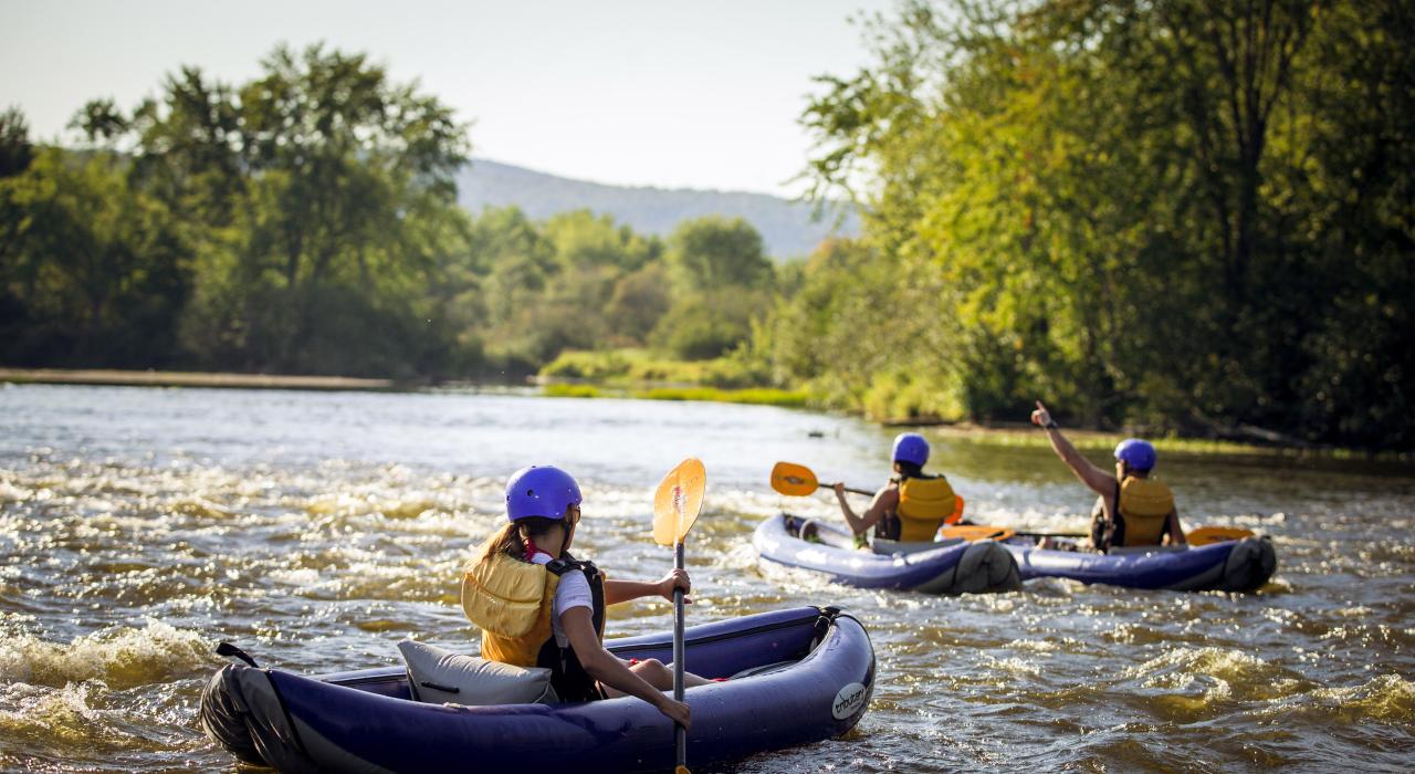 在新罕布什尔州安德罗斯科金河划桨征服一段激流 在新罕布什尔州安德罗斯科金河划桨征服一段激流
