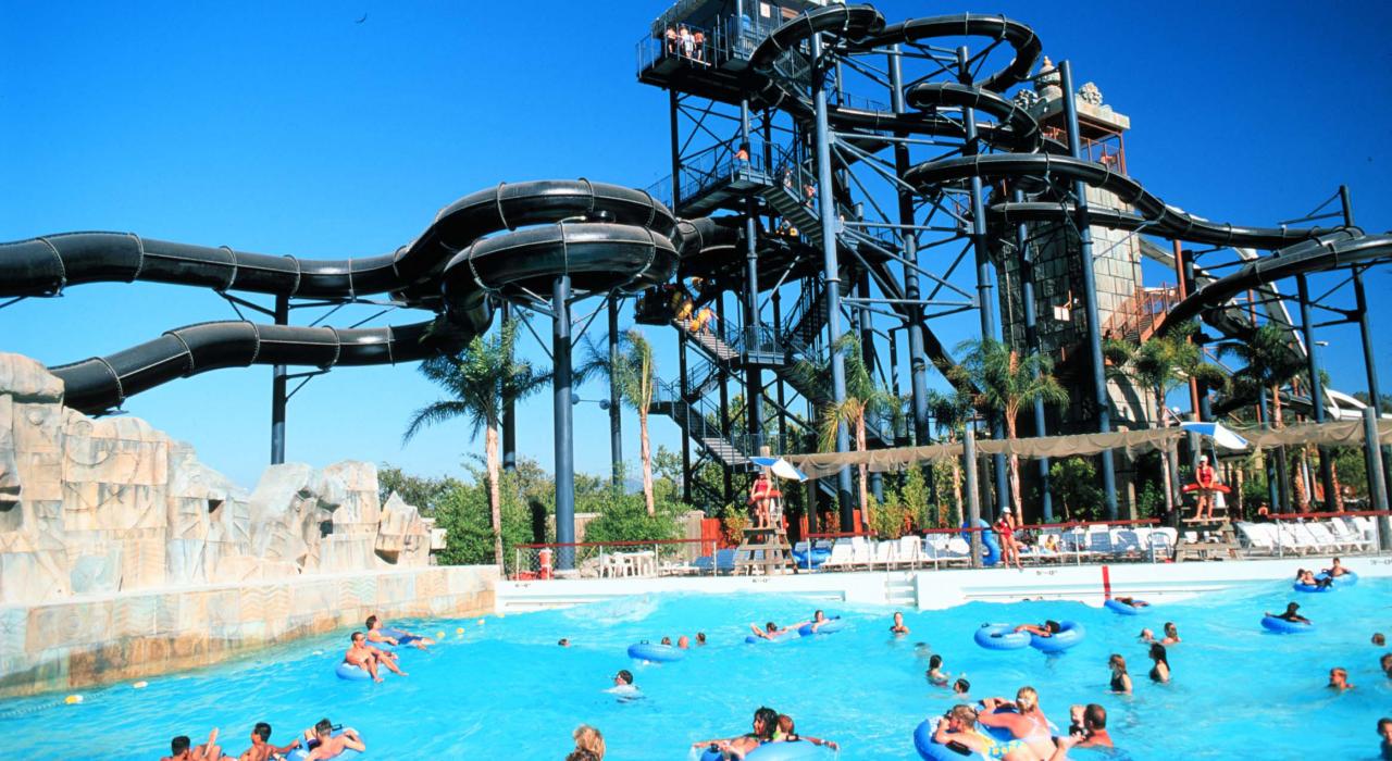 漂浮在六旗飓风港的 Forgotten Sea Wave Pool 海浪池中