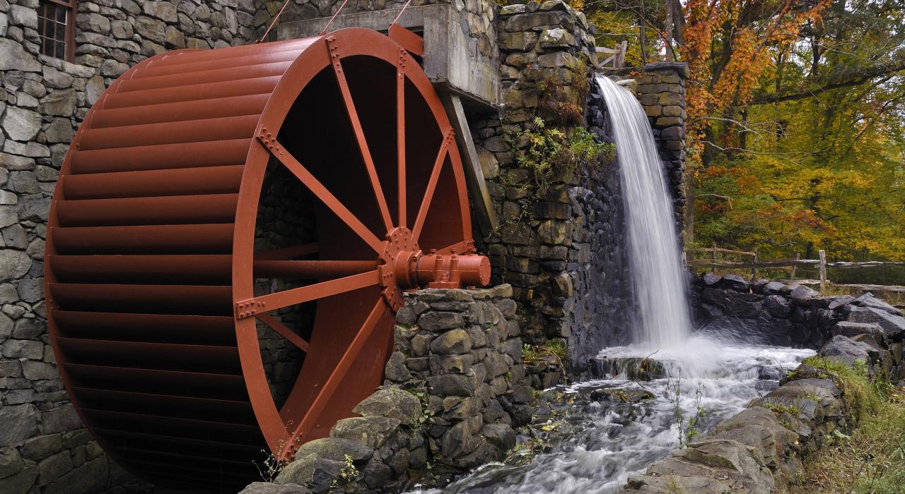 在马萨诸塞州萨德伯里秋色映衬下的 Wayside Inn Grist Mill 磨坊 在马萨诸塞州萨德伯里秋色映衬下的 Wayside Inn Grist Mill 磨坊