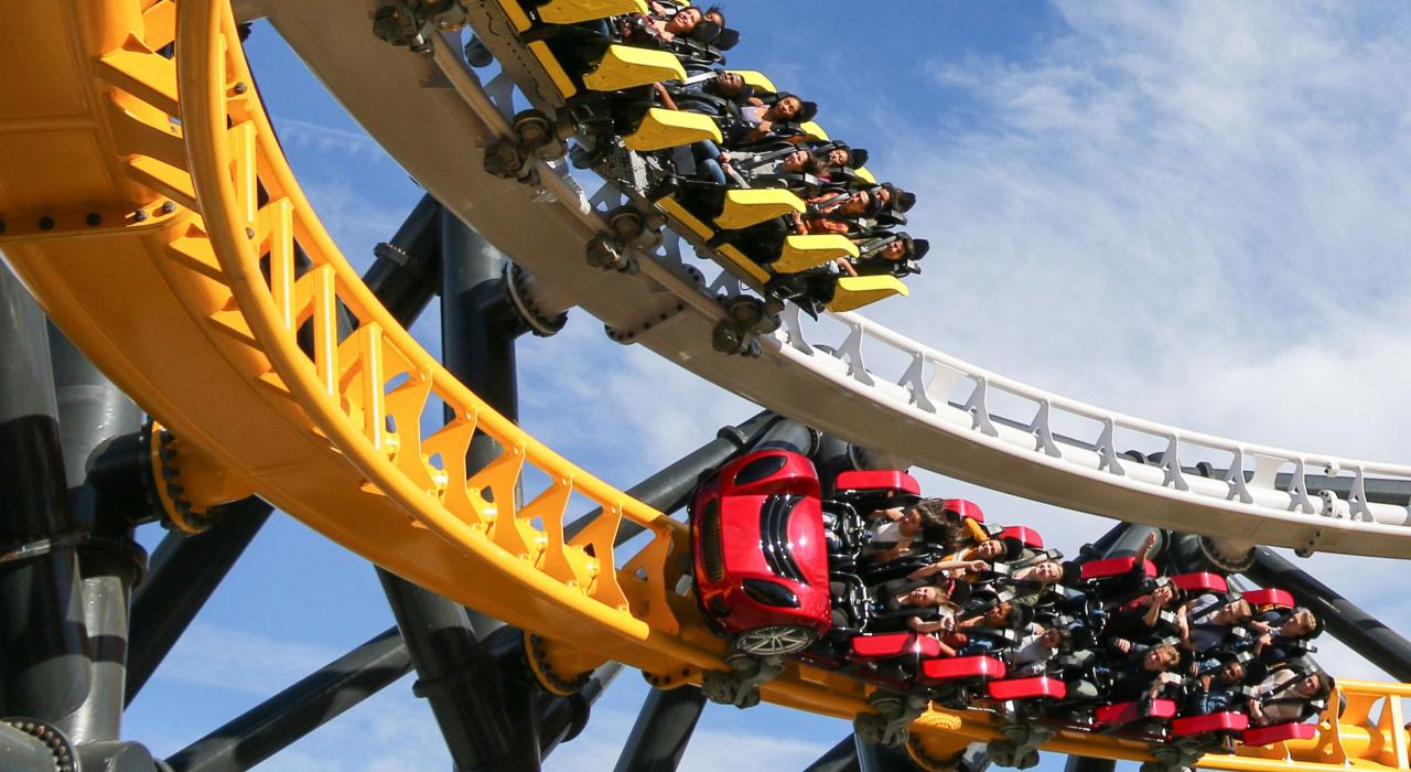 在六旗魔术山刺激无比的 West Coast Racers 过山车上体验惊险乐趣