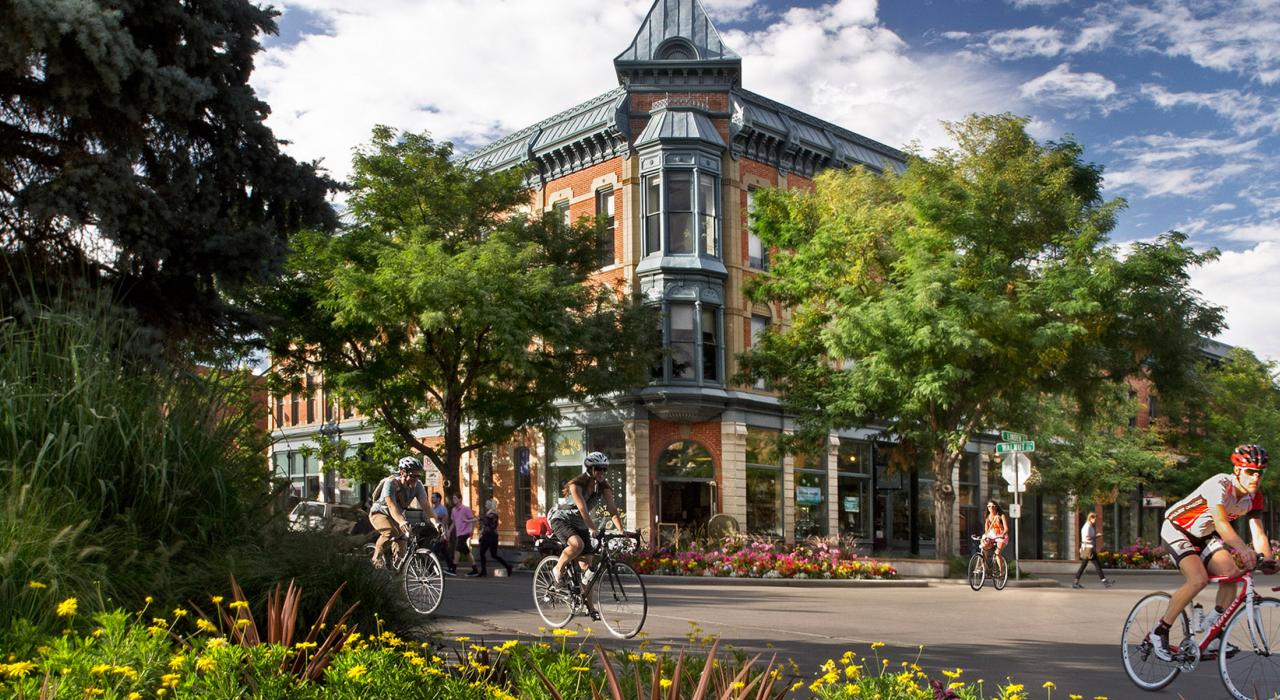 在柯林斯堡市中心历史悠久的林登酒店旁骑单车