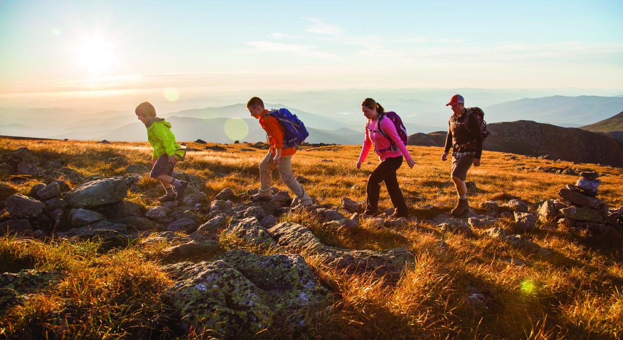 一家人正徒步穿越新罕布什尔州华盛顿山