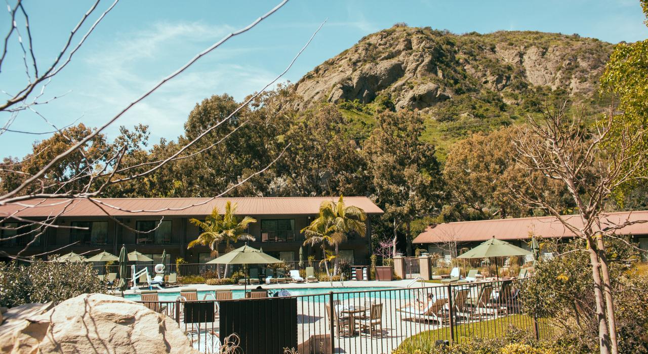 在拉古纳海滩牧场度假村泳池欣赏到的峡谷风光