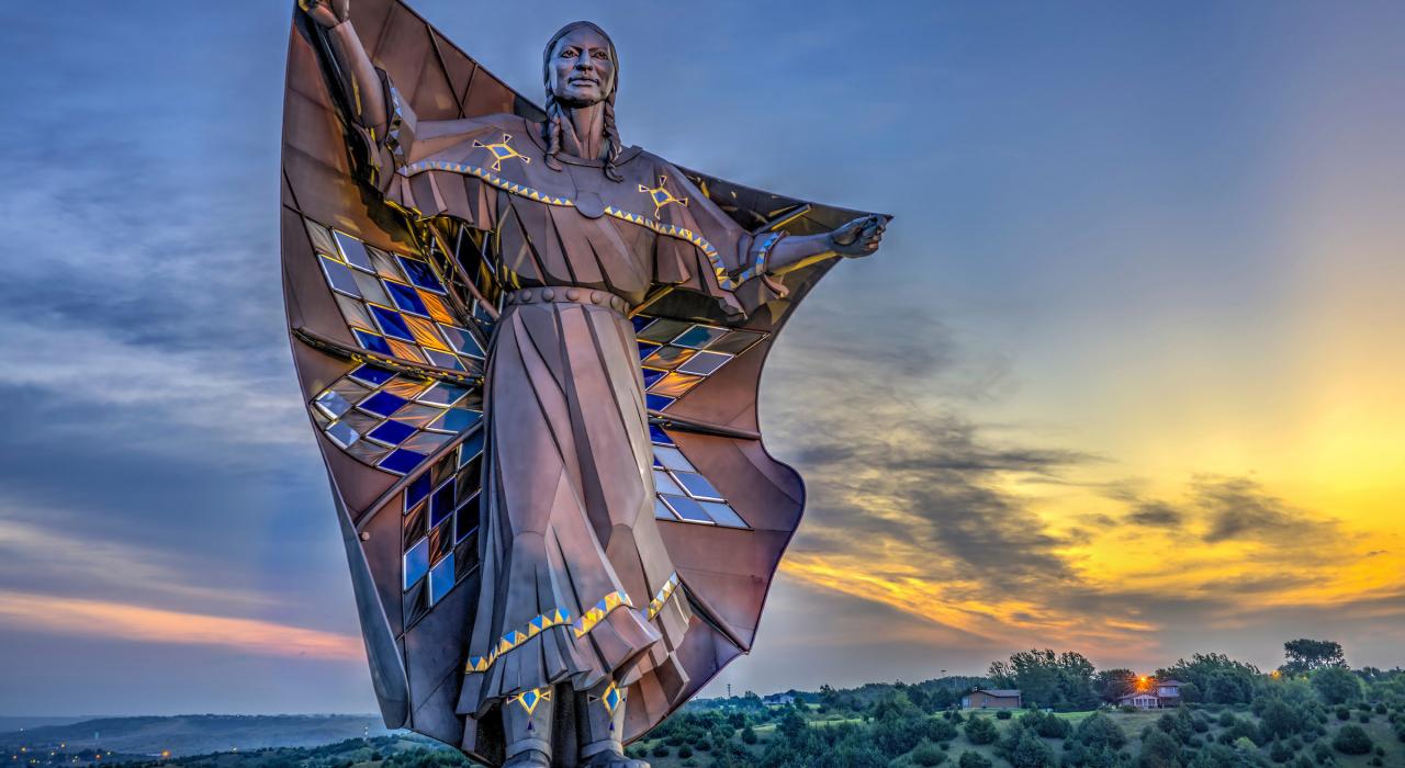 南达科他州钱伯林的 Dignity of Earth & Sky 雕塑