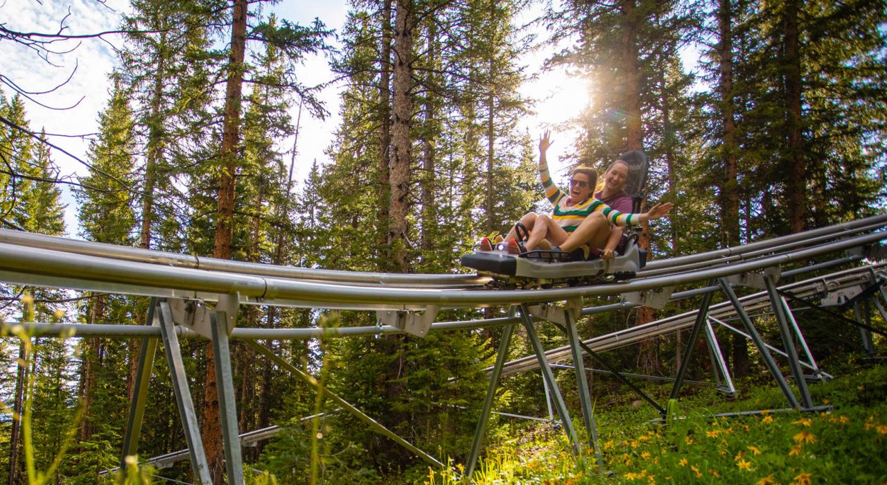 坐上 Breathtaker Alpine Coaster 过山车穿梭在林间