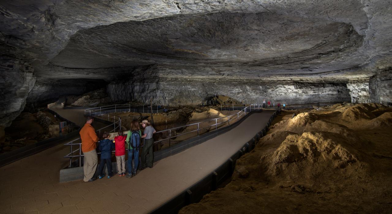 一家人在肯塔基州猛犸洞穴国家公园中游玩