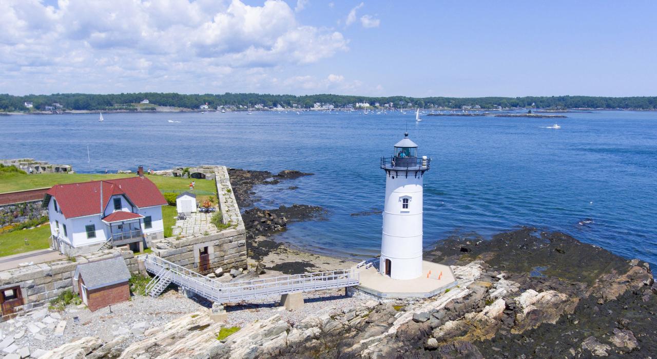 伫立在纽卡斯尔岛上俯瞰皮斯卡塔夸河的朴茨茅斯港古灯塔