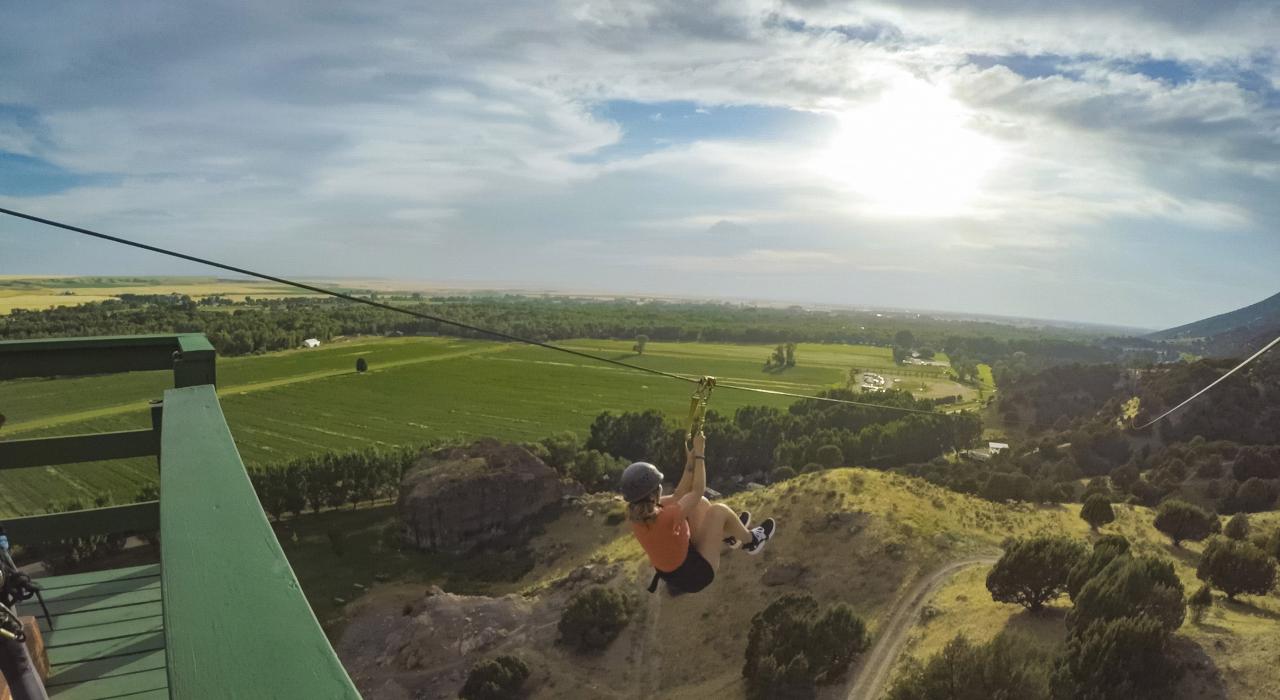 Heise Hot Springs 温泉城的日落高空滑索之旅