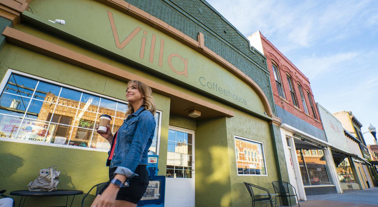 探索市中心的迷人街景