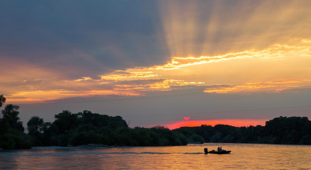 日落时分，在附近湖上泛舟