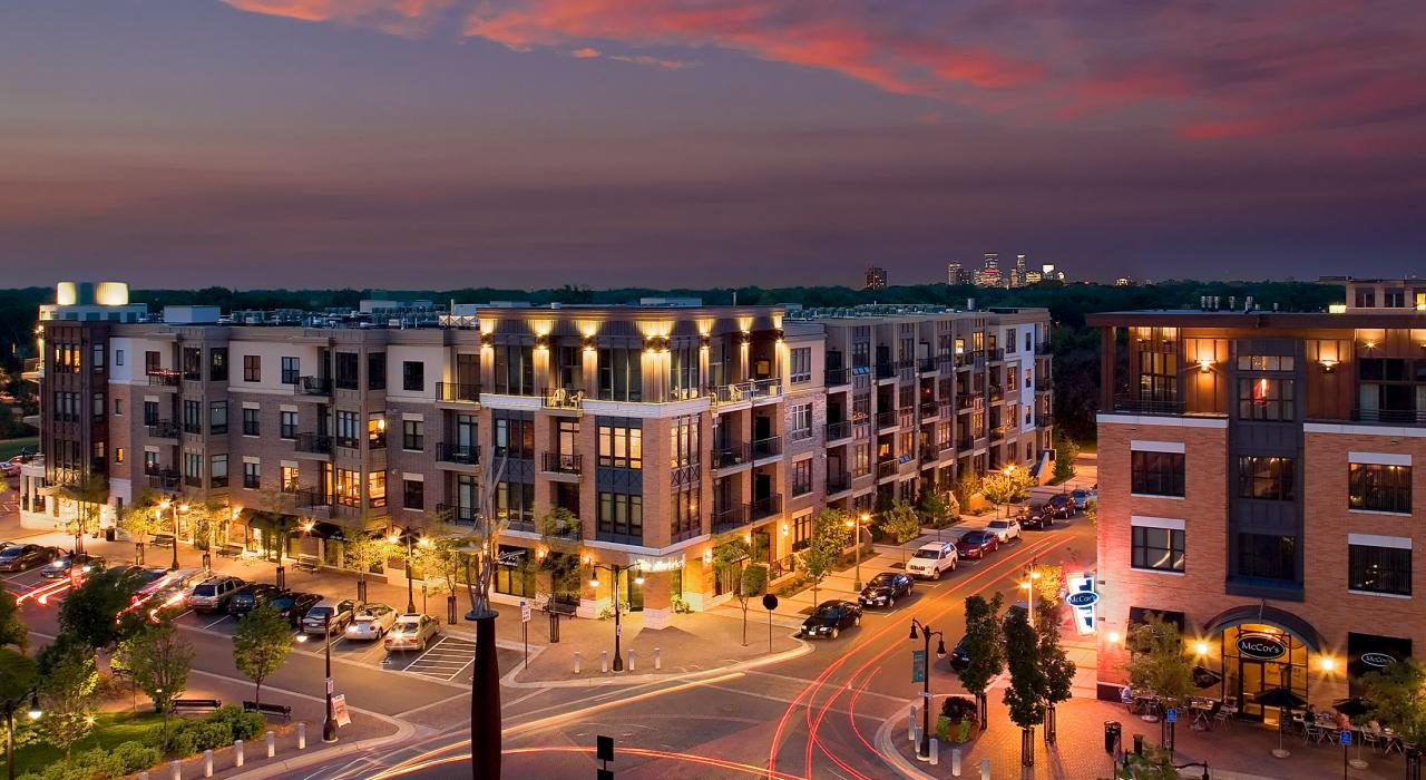 在明尼阿波利斯的天际线映衬下的Excelsior and Grand luxury apartments 公寓