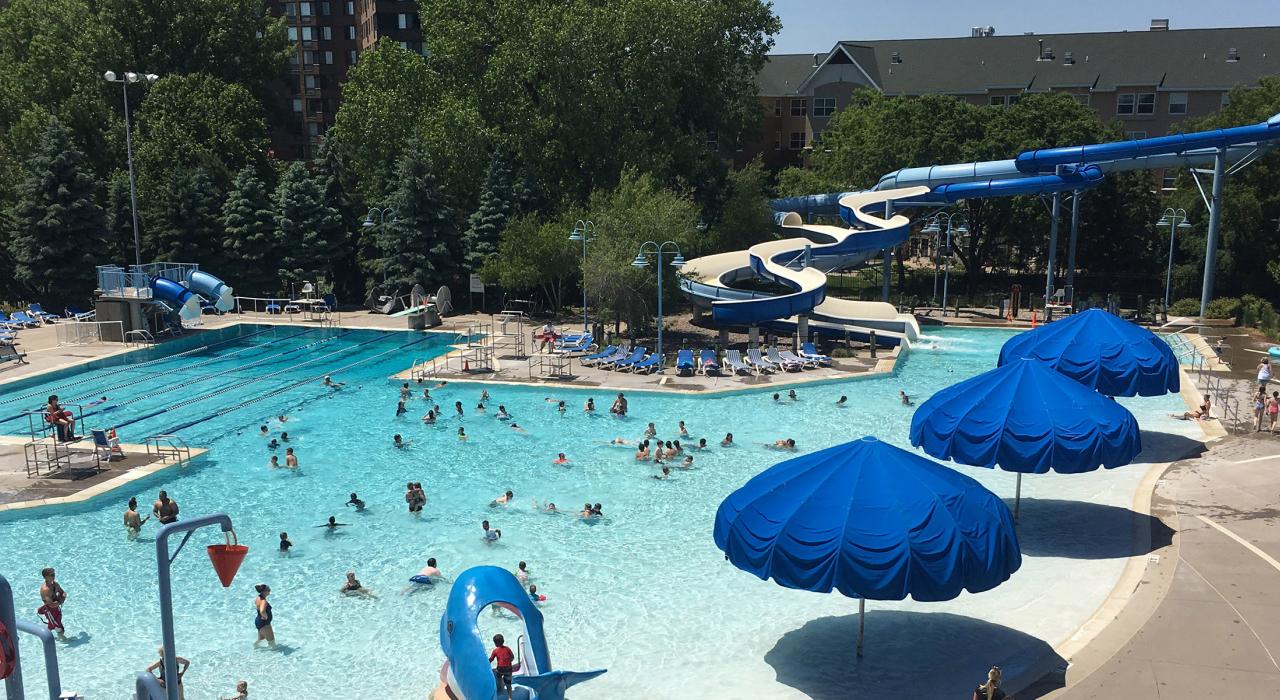 在阳光明媚的夏天前往圣路易斯帕克水上乐园享受家庭乐趣