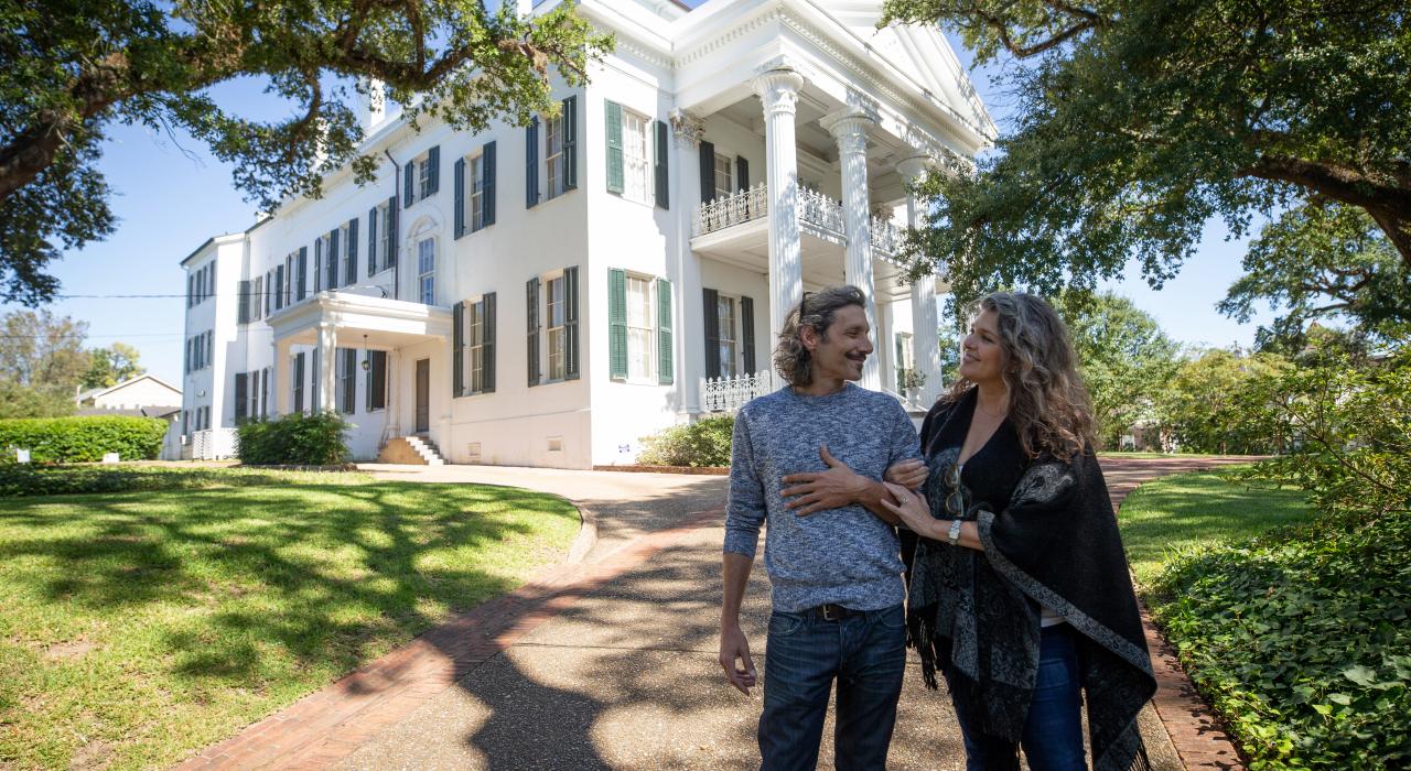 在市内的家宅博物馆——斯坦顿大厦前摆姿势拍照