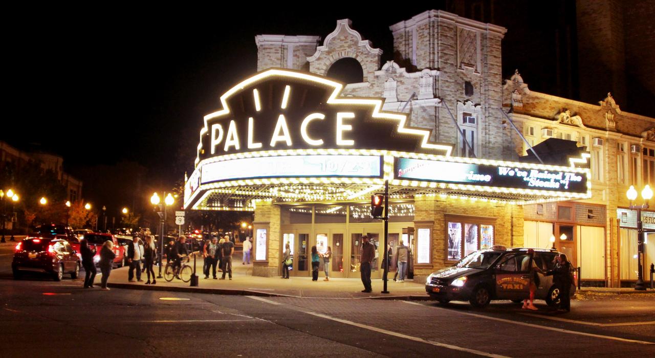 历史悠久的皇宫剧院灯火通明的遮檐